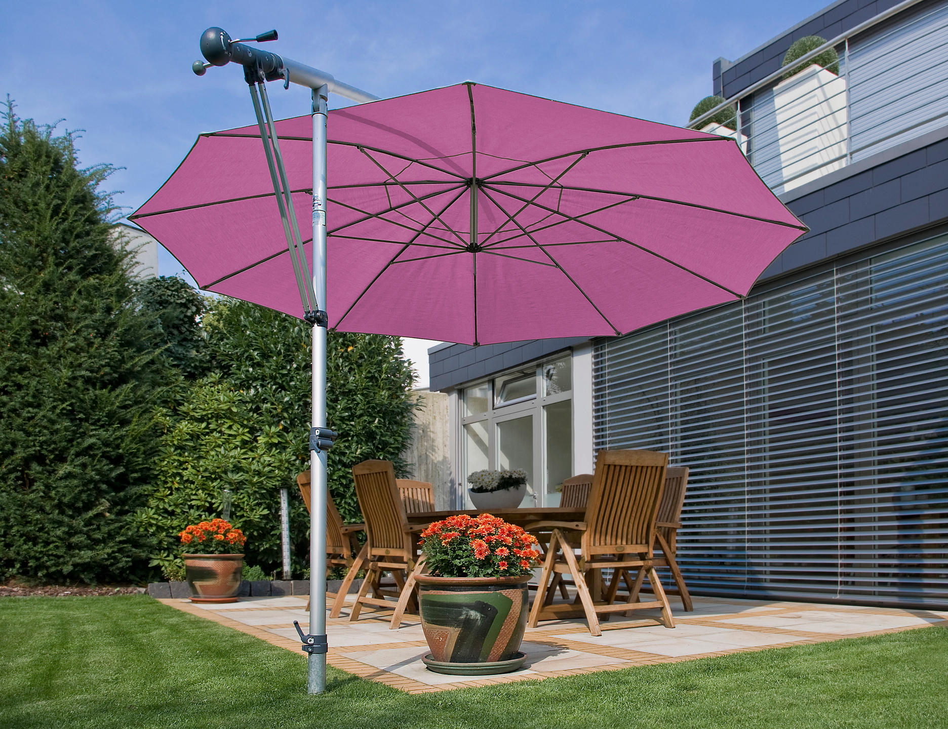 Parasol cantilever MEZZO rond sans volant magenta Parasol cantilever en magenta sur la terrasse